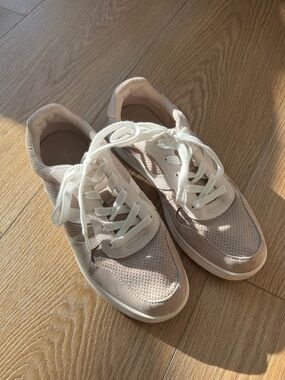 Old Navy Women's Lace-Up Sneakers in Blush